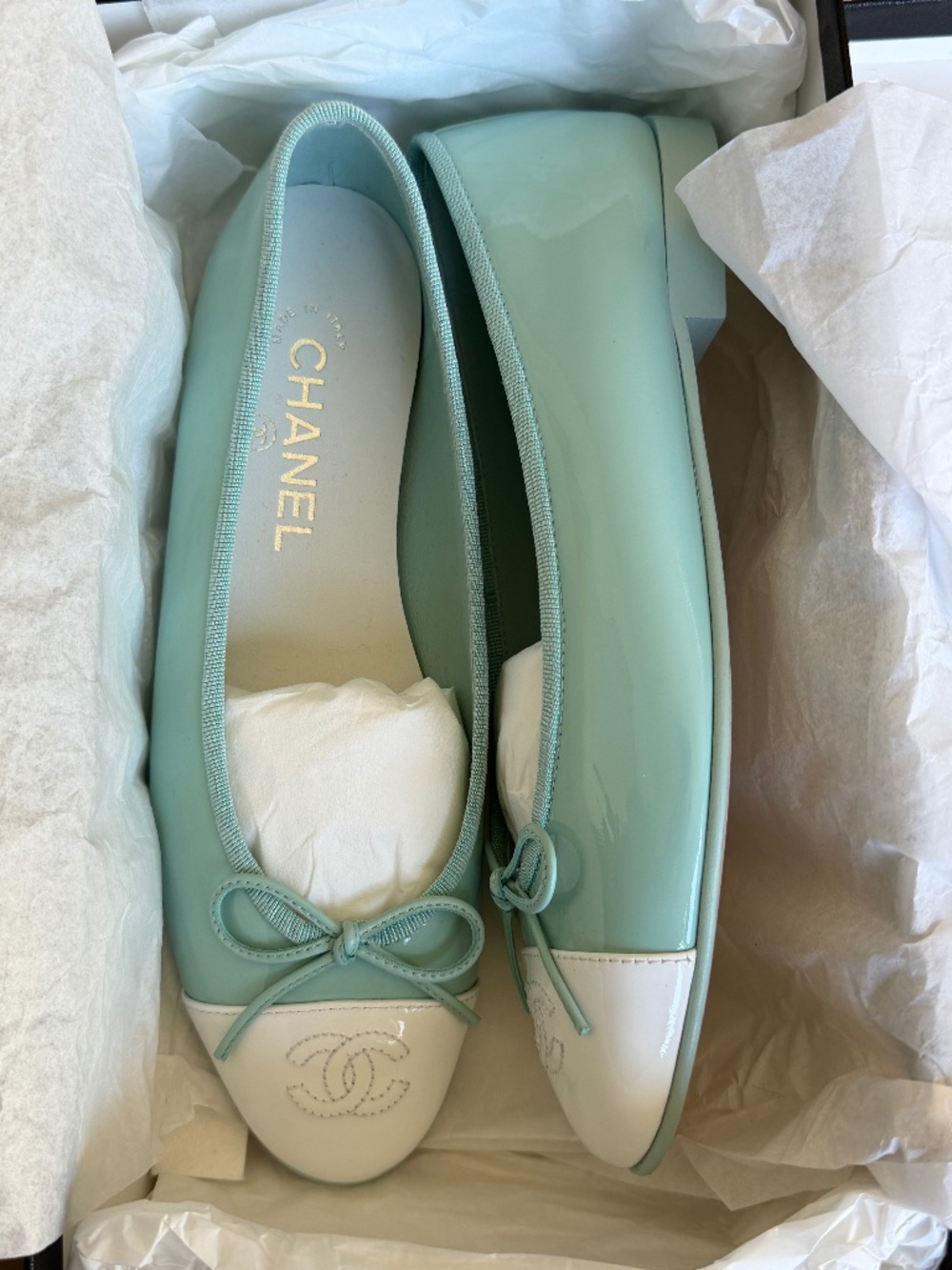 CHANEL 26A Metiers Dart Green Patent Leather CC Logo Ballet Flats US 8 EU 38